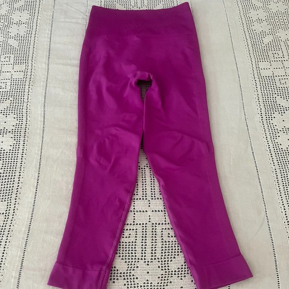 Lululemon Zone In Crop Ultra Violet size 6 rare